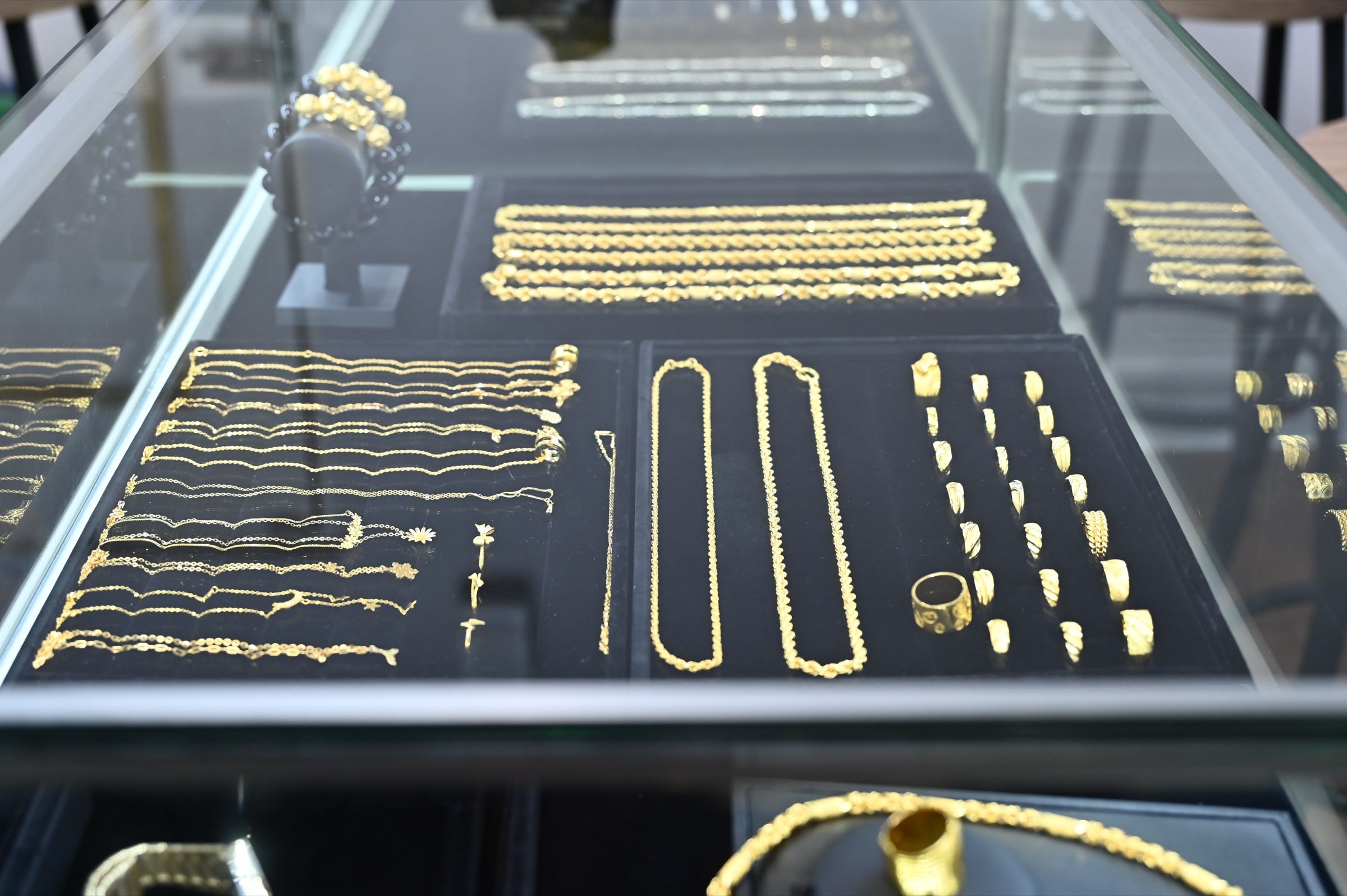 富毅金包銀淡水門市展示櫃,金包銀項鍊與戒指實品